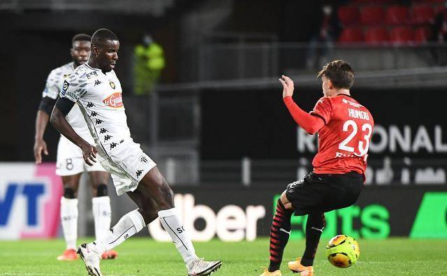 关于波尔多主场逼平里昂，保持不败状态的信息