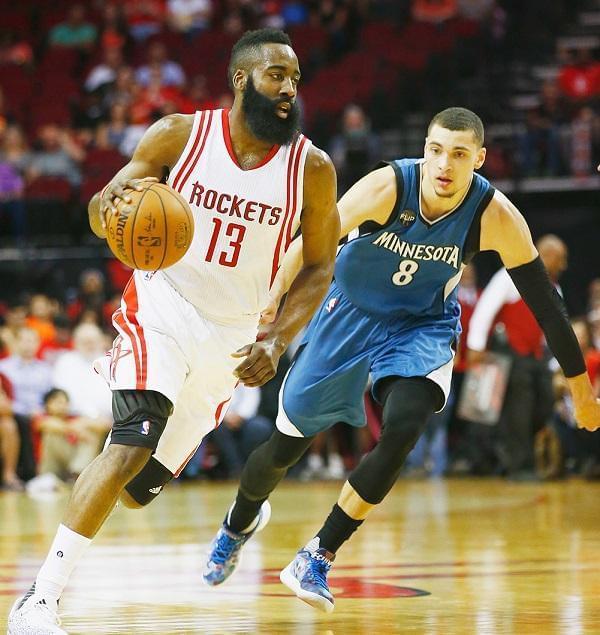 森林狼队员顽强拼搏，最终获得胜利