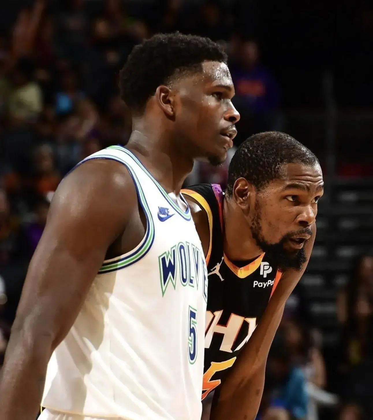 森林狼队员顽强拼搏，最终获得胜利